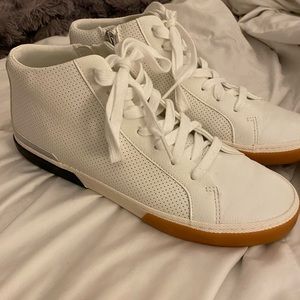 Women’s white sneaker